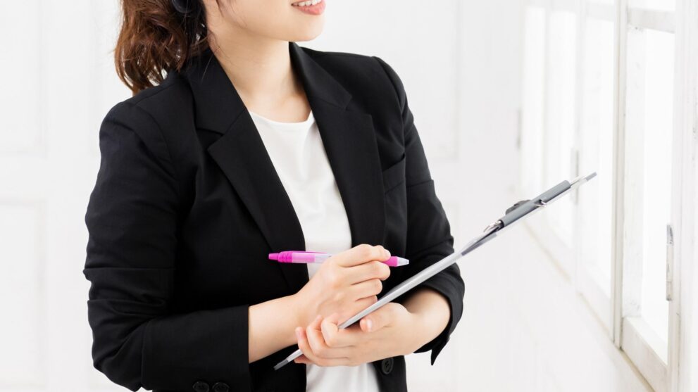 CES（カスタマーエフォートスコア）とは、自社の商品・サービスを購入・利用するまでに顧客がかけた手間や労力の度合いを示す指標です。