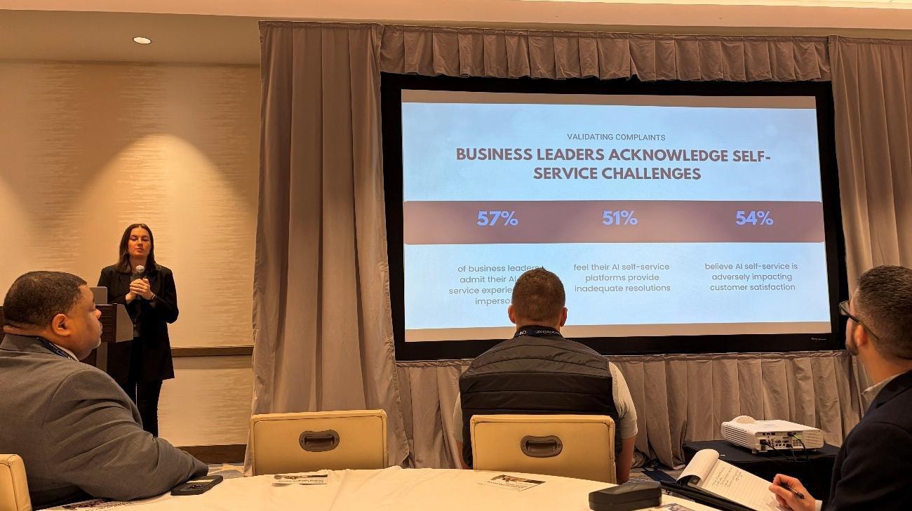 生成AIを導入したコンタクトセンターの課題を語っている様子