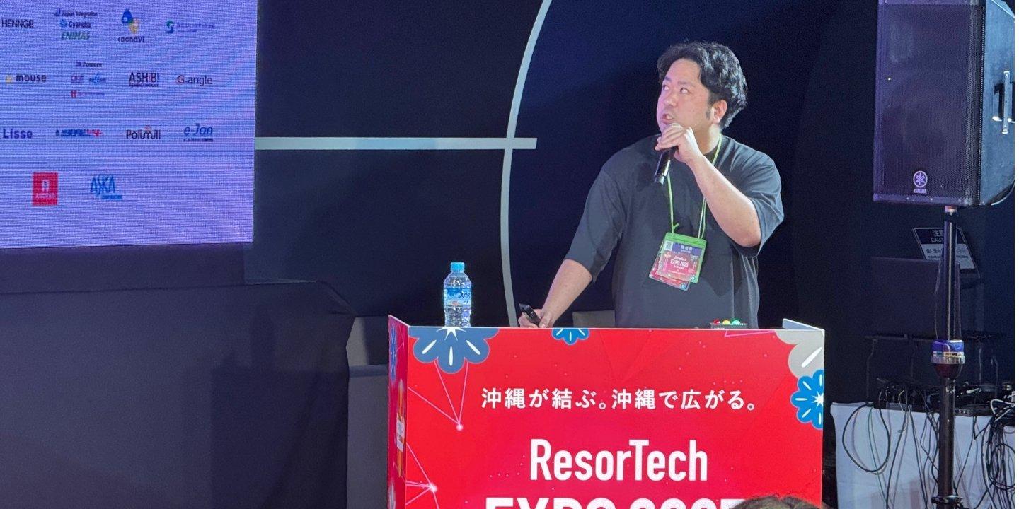 セミナー会場で「受電集約による負担軽減とDX化」をテーマに講演するトランスコスモスの伊良皆 高